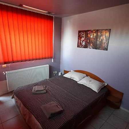 Spacious, Modern Condo In New Villa - Sleeps 6 Bukarest Exterior foto