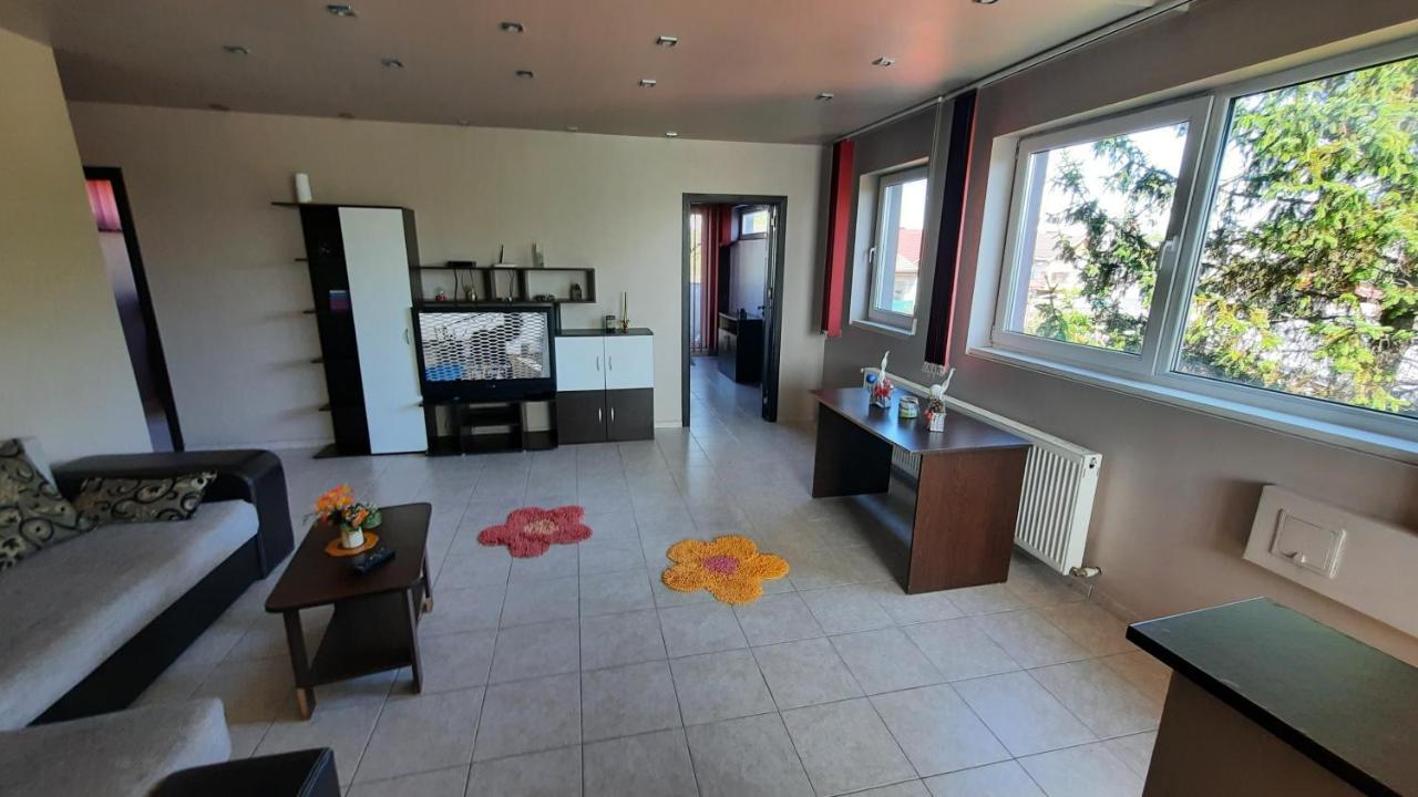 Spacious, Modern Condo In New Villa - Sleeps 6 Bukarest Exterior foto